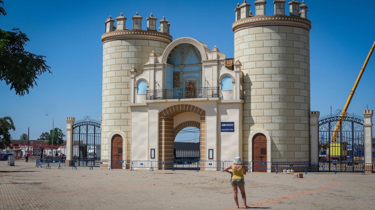 La portada del recinto ferial, ya instalada.