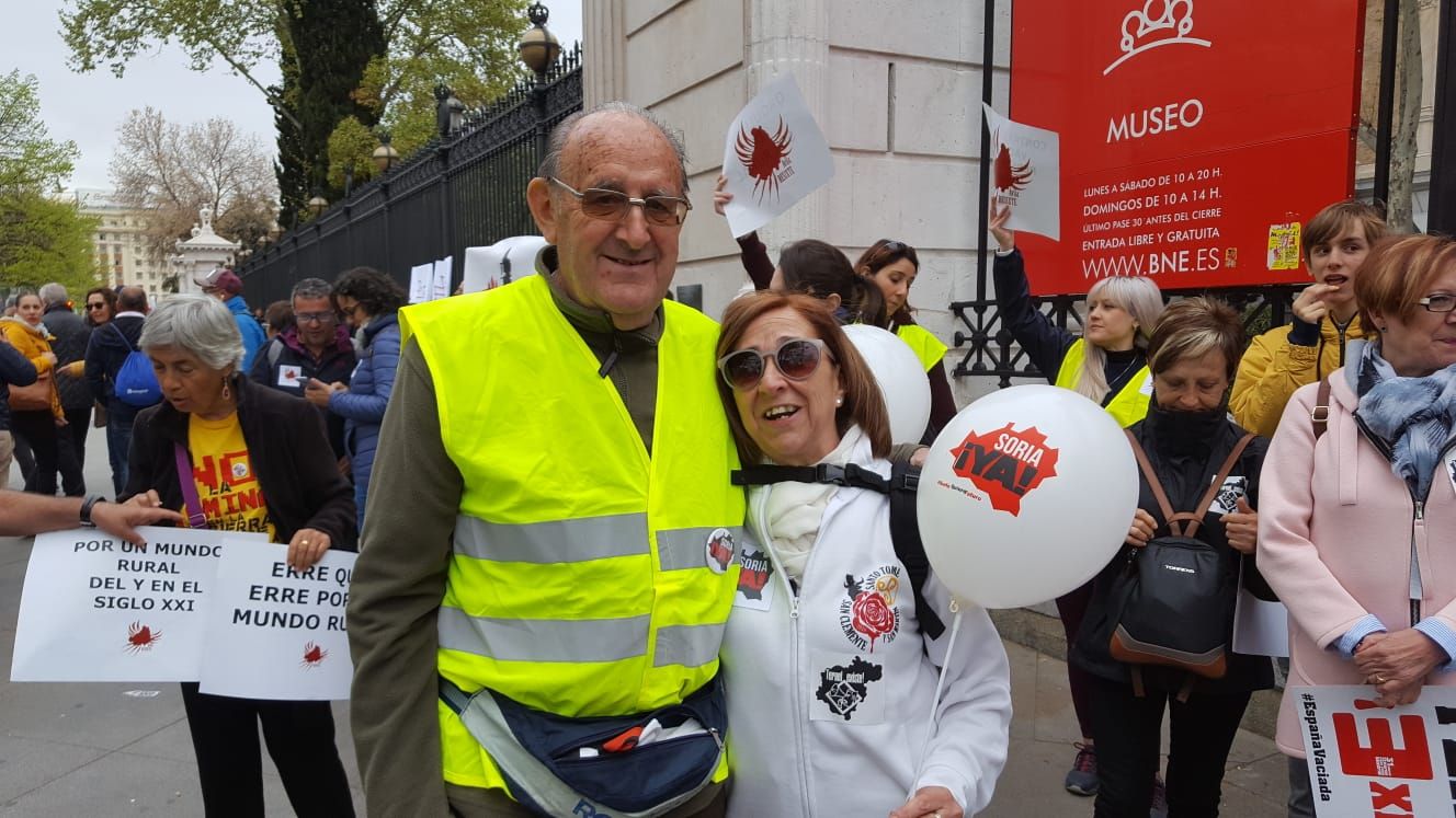 Goyo Sanz y la hija de su prima, Inés Romo, en una concentración en 2019 en Madrid