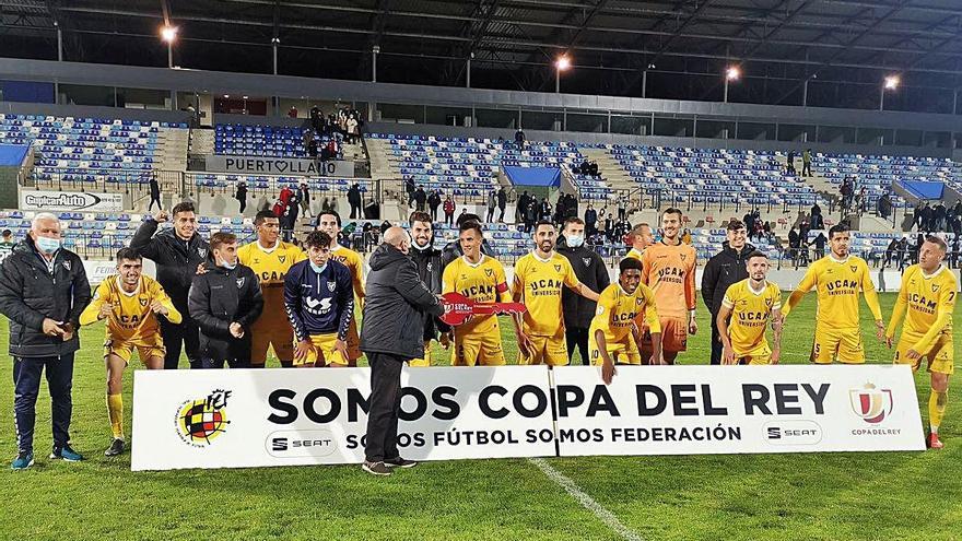 Los jugadores del UCAM reciben la llave que les abre la puerta de la Copa del Rey.