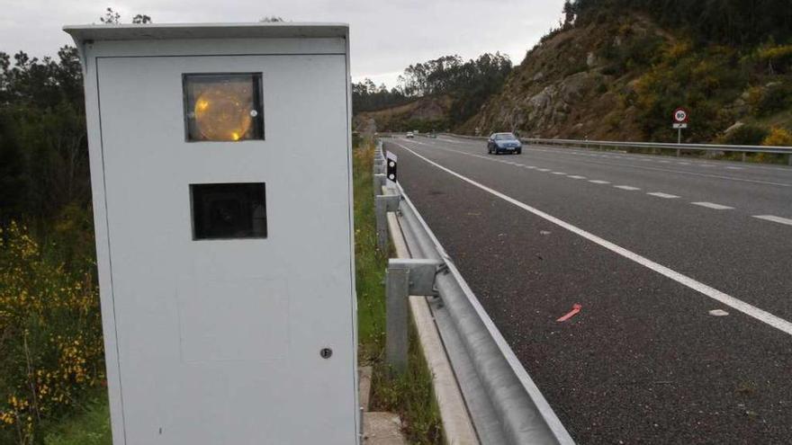 Cabina de radar en un carretera gallega.