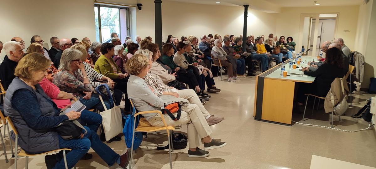 La sala d'actes del Centre Cultural el Casino plena en la taula rodona sobre les residències, dimecres