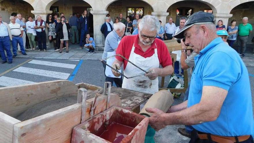 Demostración del oficio de los &quot;cabaqueiros&quot; en la plaza do Calvario. // D.B.M.