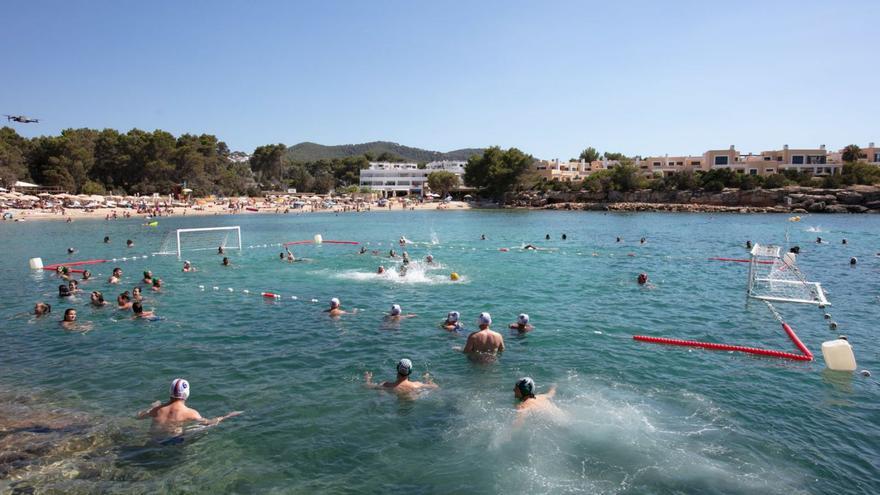 Una imagen de la Playa de Port des Torrent durante la celebración del Beach Polo Sant Josep.