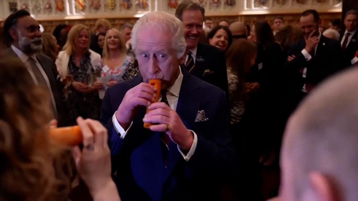 El rey Carlos III toca una flauta dulce hecha de zanahoria ante 350 invitados