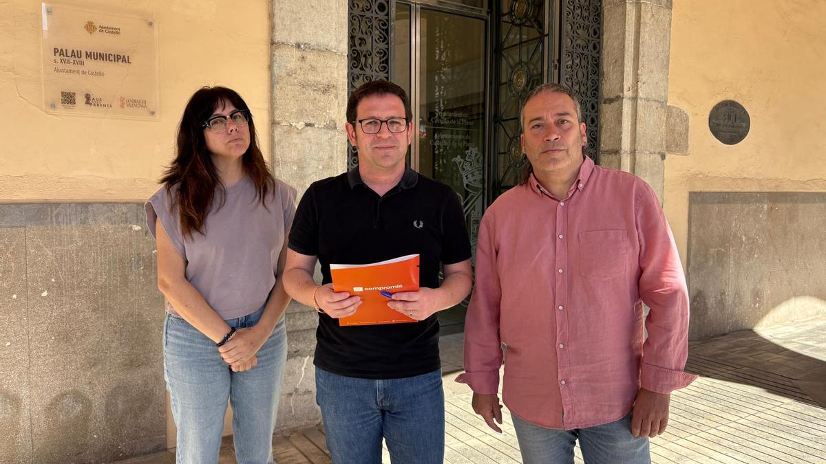 Vera Bou, Ignasi Garcia i Pau Sancho, aquest dilluns front l'Ajuntament.