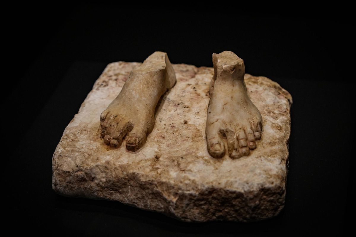 Parte de una escultura de mármol, quizás los pies de la diosa Afrodita.