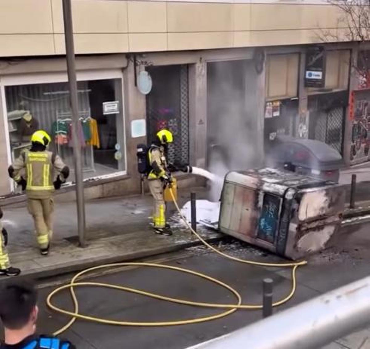 Un incendio en un contenedor moviliza a los Bomberos de Santiago