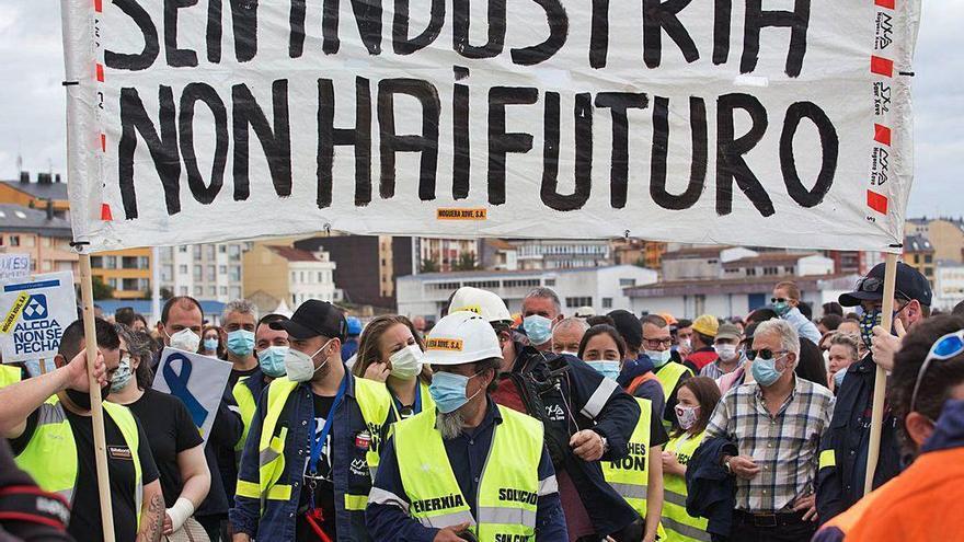 Protesta de los trabajadores de Alcoa San Cibrao contra el desmantelamiento de la planta.