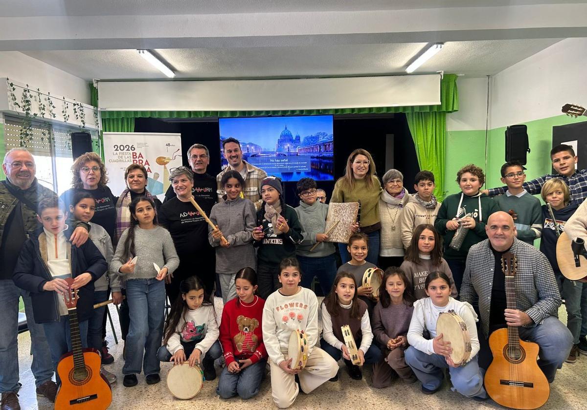 La cuadrilla escolar del CEIP Juan Navarro García de La Hoya acerca al alumnado a la música tradicional | L.O.