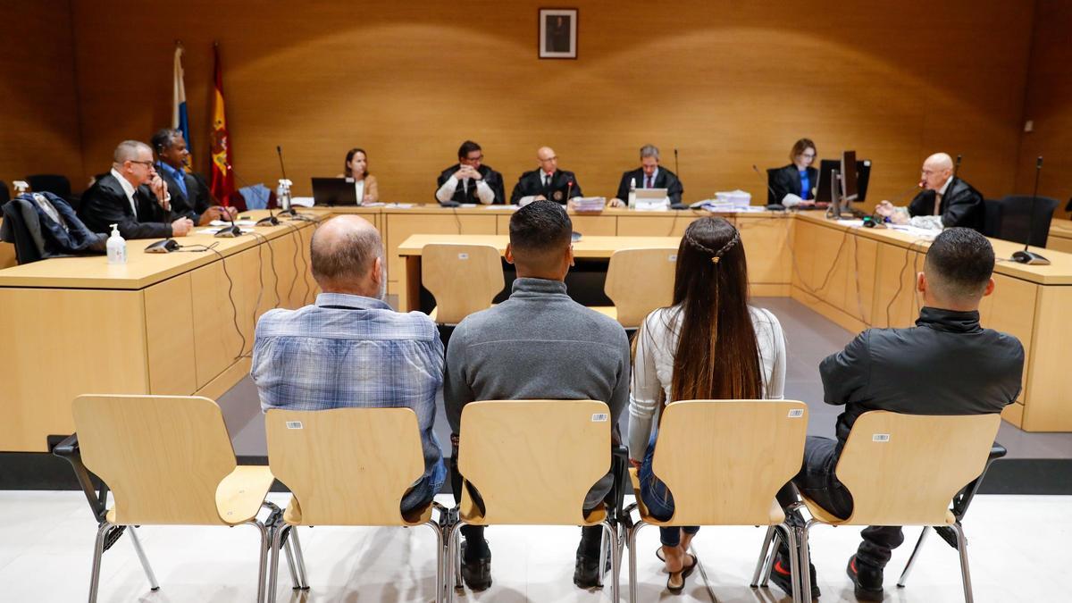 Los cuatro tripulantes del velero, de espaldas, en el juicio ante la Audiencia de Las Palmas.