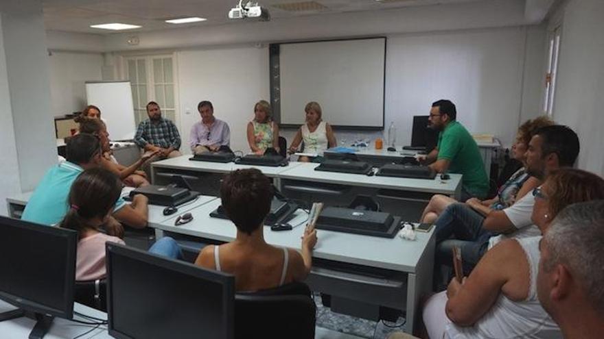 Reunión de Esperanza Oña (PP-A) con profesores y trabajadores de La Fonda.