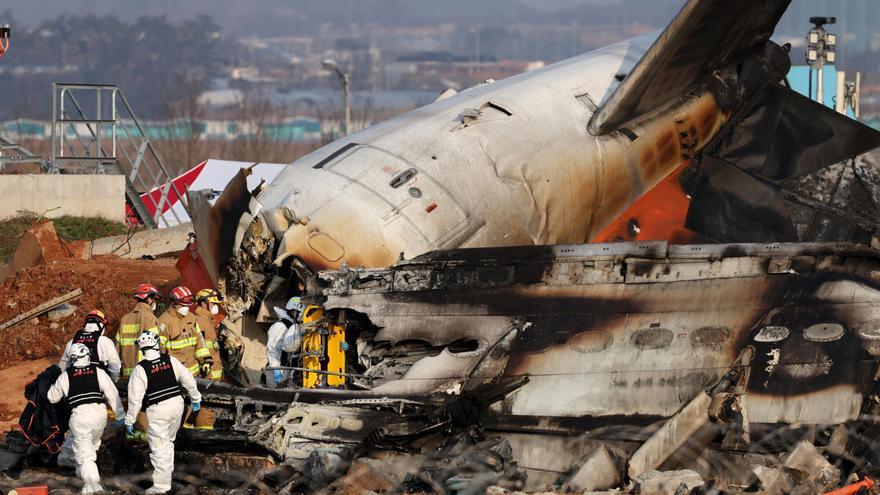 Un avión con 181 personas a bordo se estrella en Corea del Sur