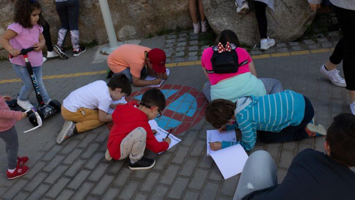 Los participantes realizan dibujos en sus cuadernos. | A. B.