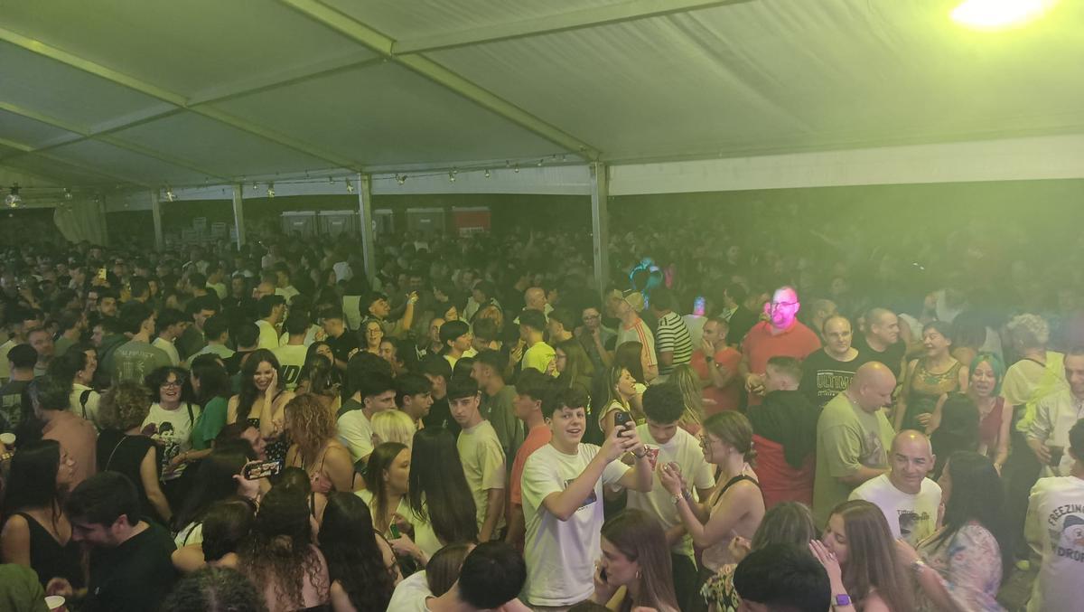 Ambientazo en la noche de sábado en la fiesta de la Calle San Antonio de Pola de Siero.