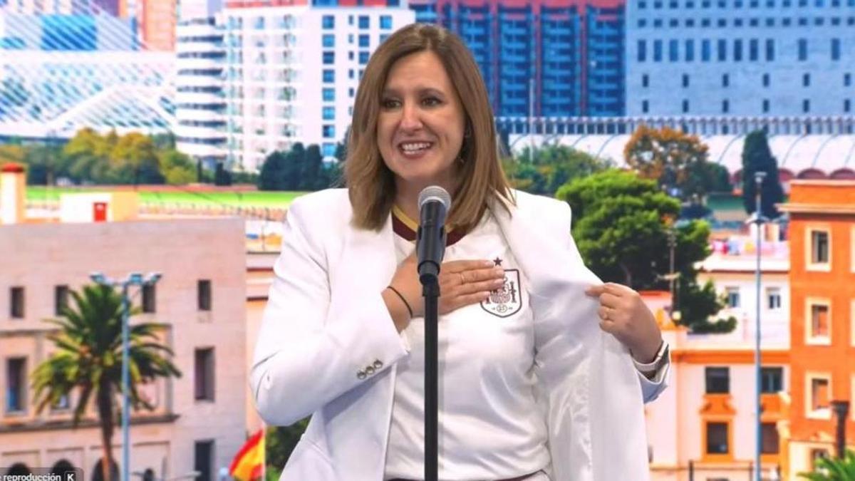 La alcaldesa de Valencia, María José Catalá, luciendo la camiseta de la selección española.