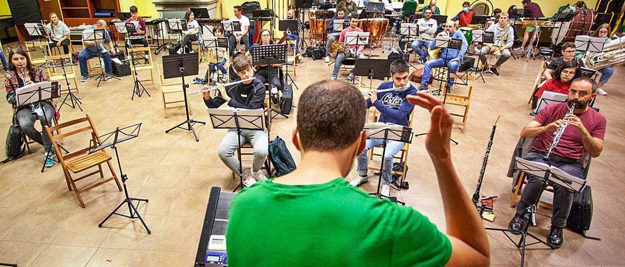 David Fiuza, de espaldas, dirige un ensayo de la banda de Lalín en el local social de Goiás.