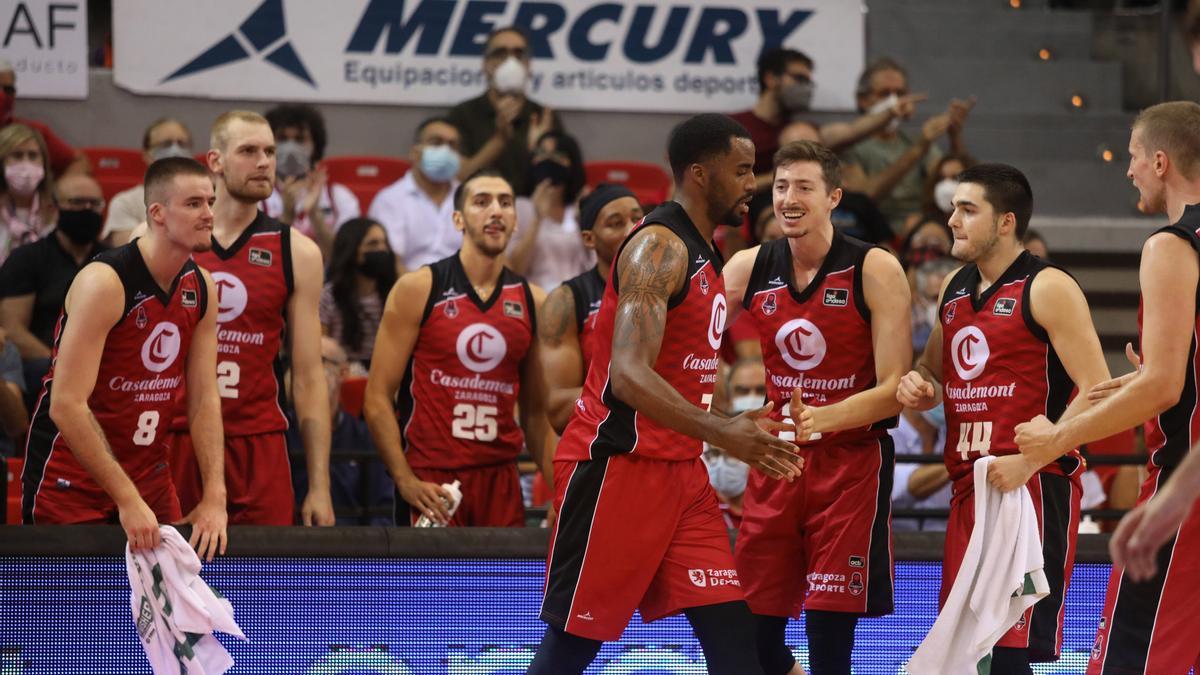 Los jugadores del Casademont Zaragoza, en el primer partido.