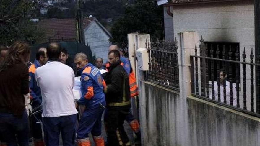 Una sexagenaria, grave por inhalación de humo al incendiarse su vivienda en Vigo