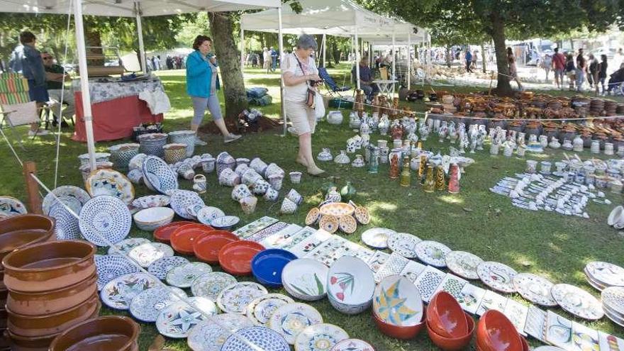 Exposición con produtos de alfarería nunha edición de Alfaroleiros.