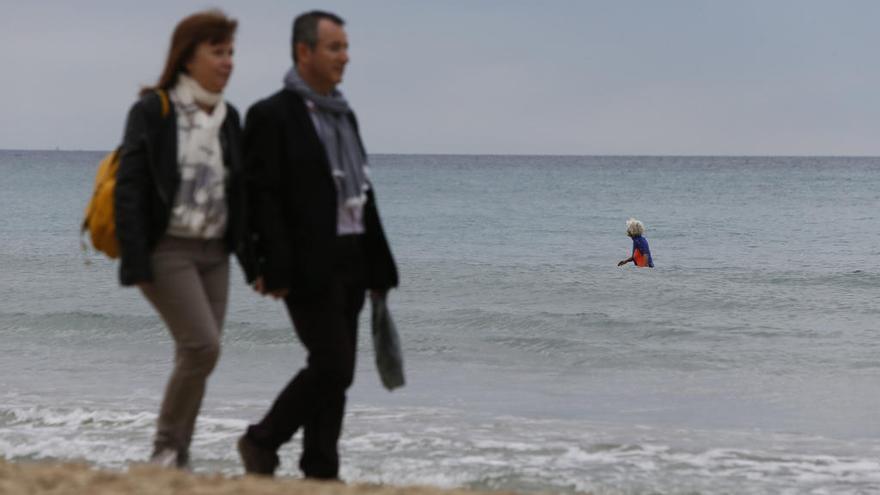 Un bañista dentro del agua, pese a las bajas temperaturas.