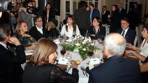 Laura Borràs, en el centro, con Ada Colau a la derecha y Joan Subirats a la izquierda.