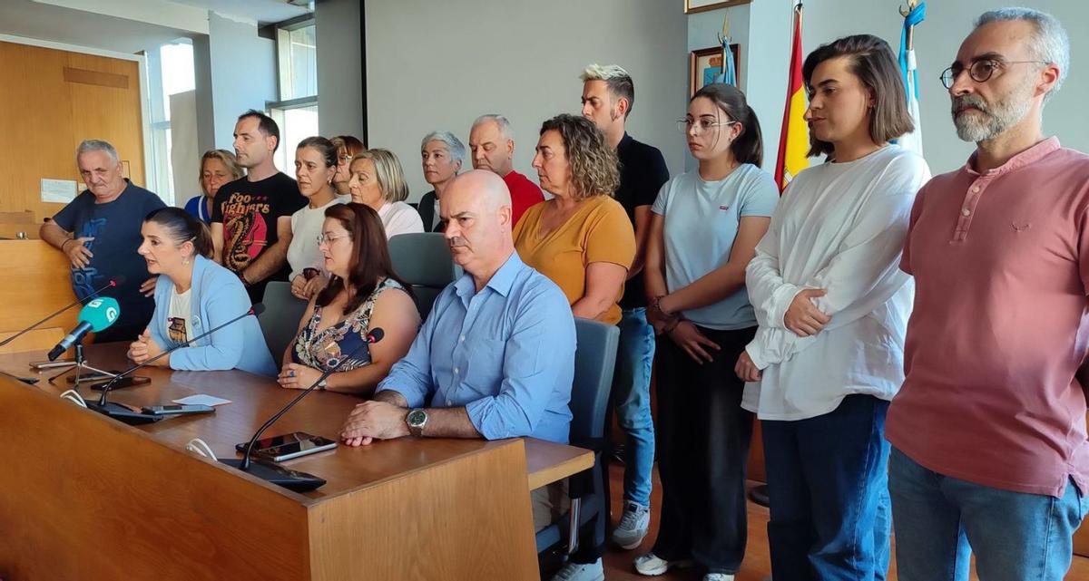 Los regidores y concejales de BNG, PSOE y EU, ayer, denunciando la «violencia sufrida». | S.A.