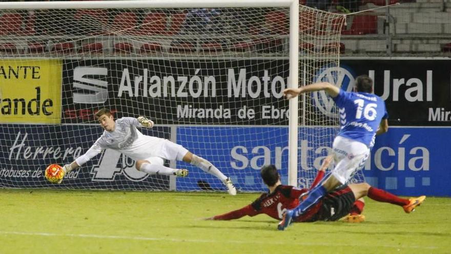 Toché bate la meta del Mirandés en el 1-2 de la temporada pasada.