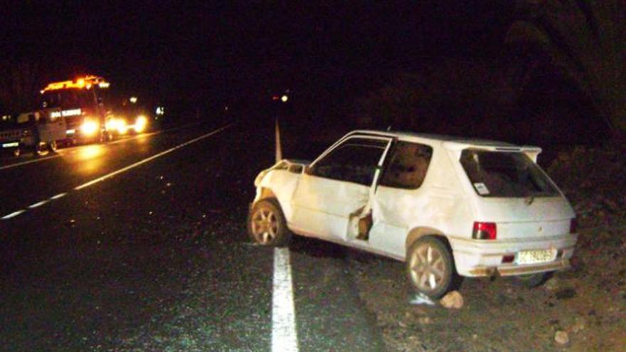 Dos heridos menos graves por la colisión entre  dos turismos en la carretera de Tetir