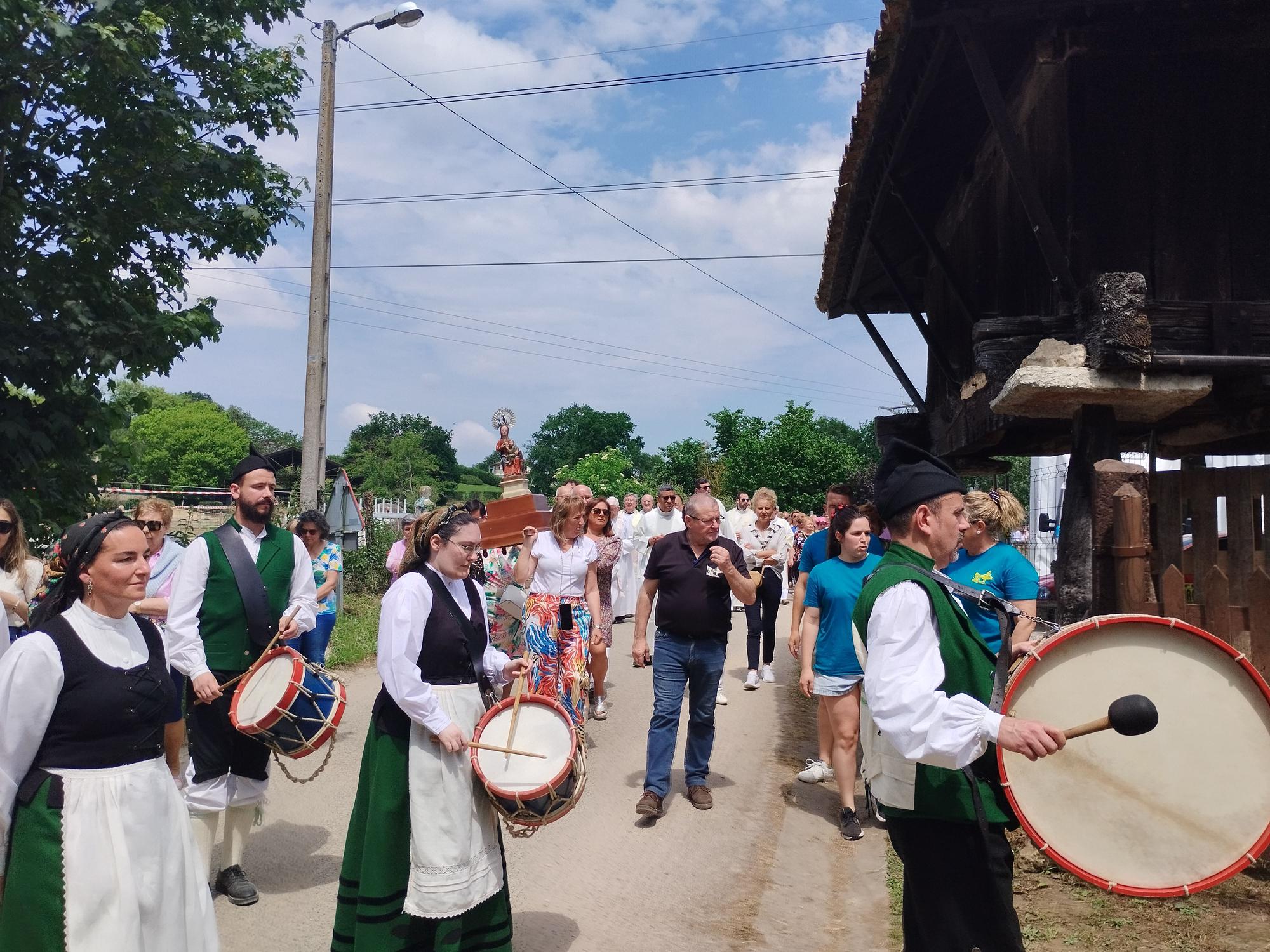 La misa solemne y procesión de la Virgen de la Cabeza en Meres, en imágenes