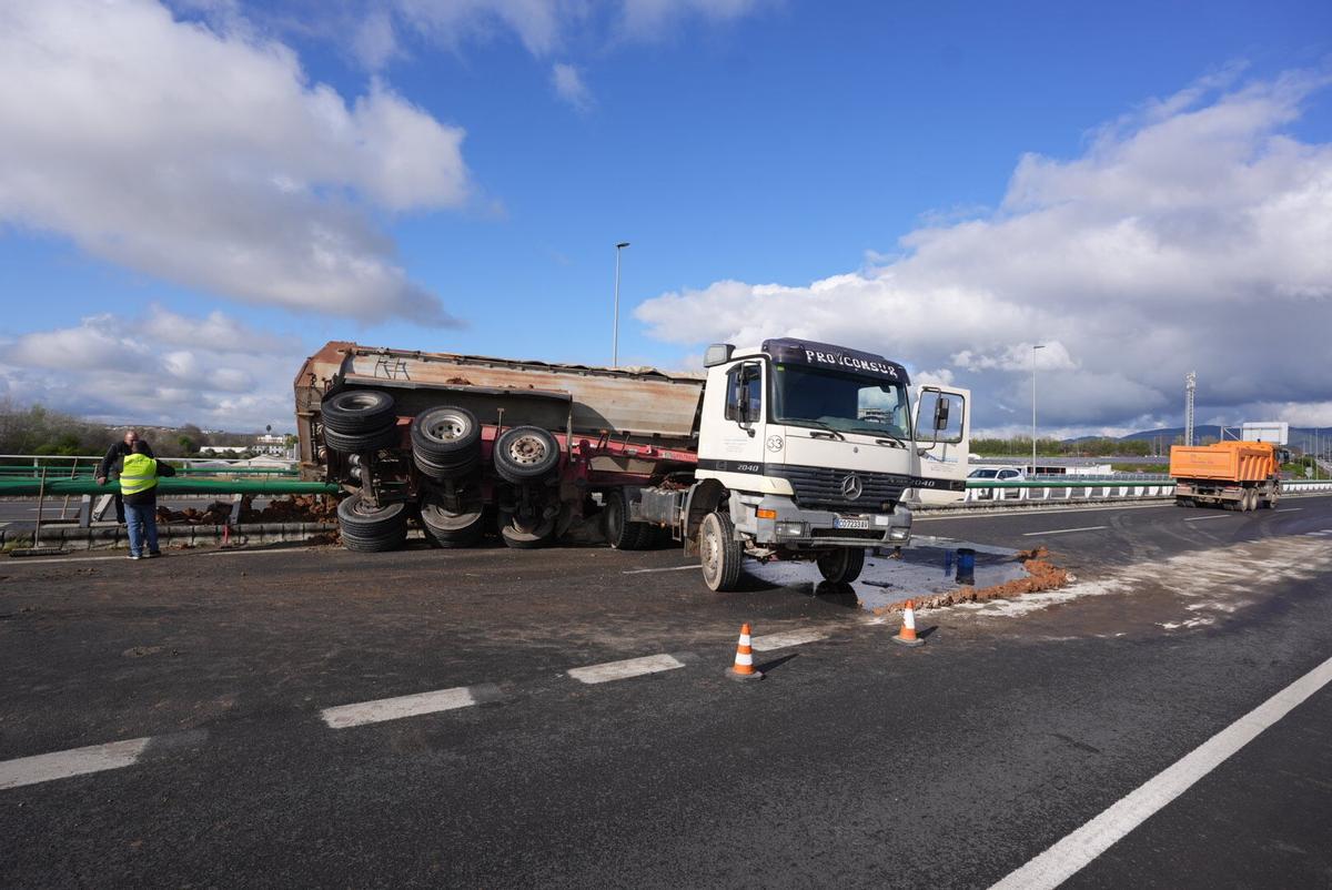 Camión volcado en el Puente de Andalucía, este martes por la mañana.