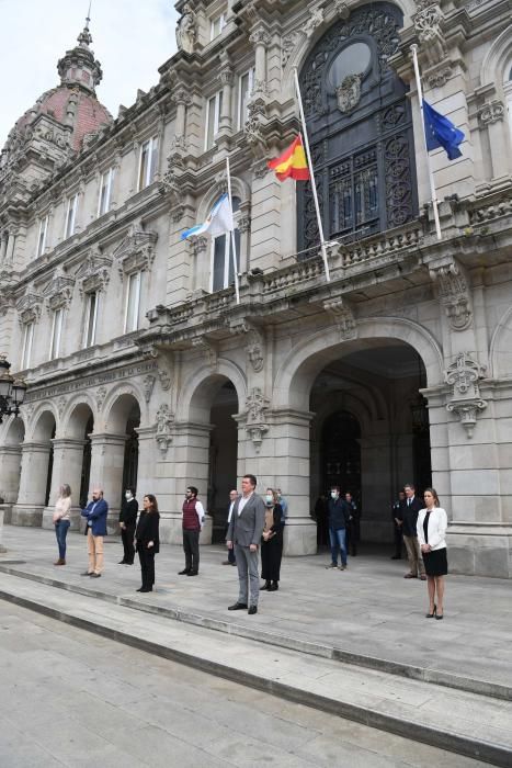 Con motivo de esta jornada de luto oficial, las banderas del palacio municipal ondean este lunes a media asta.