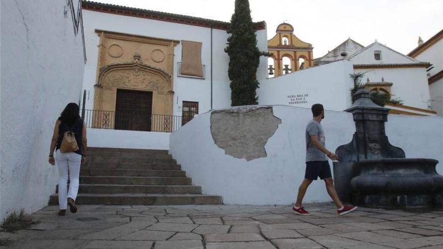 La pared de la fuente del Bailío sufre un desprendimiento