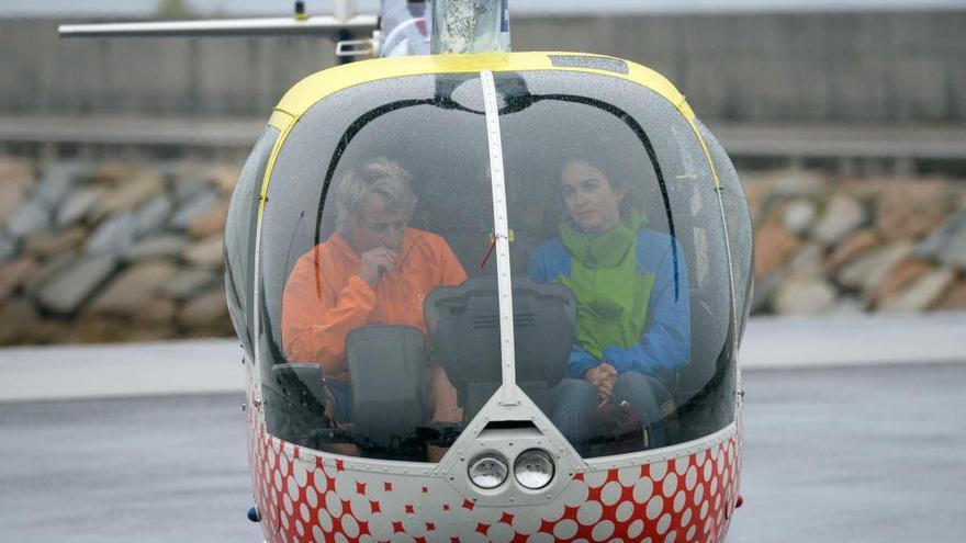 Jesús Calleja llegó ayer en helicóptero a O Aguiuncho y visitó varios puntos de A Illa. // Noé Parga