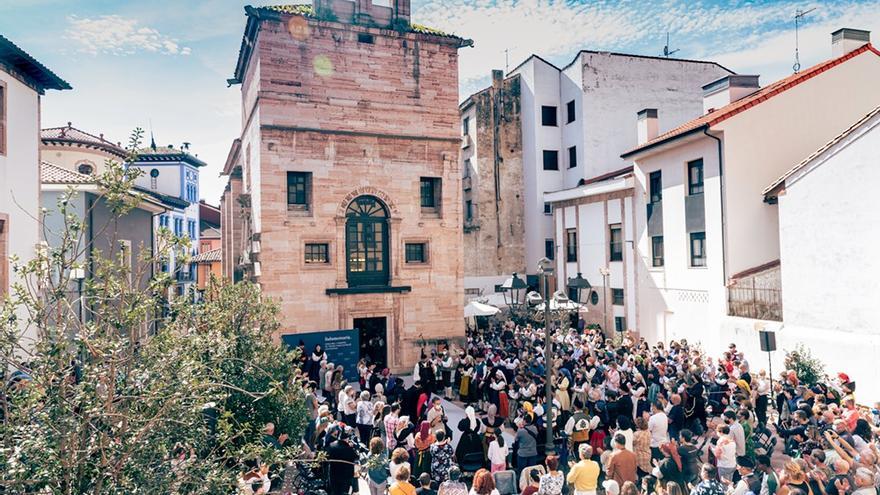 Pasarela de lujo en Grado por el Día’l traxe’l país