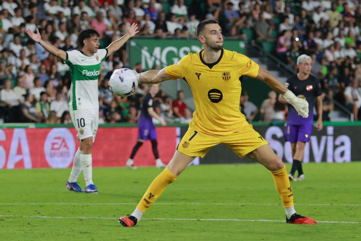 ELCHE (ALICANTE), 23/08/2026.- El portero del Barcelona, Joan García, durante el partido de LaLiga de fútbol que Elche CF y FC Barcelona disputan este domingo en el estadio Martínez Valero. EFE/Pablo Miranzo