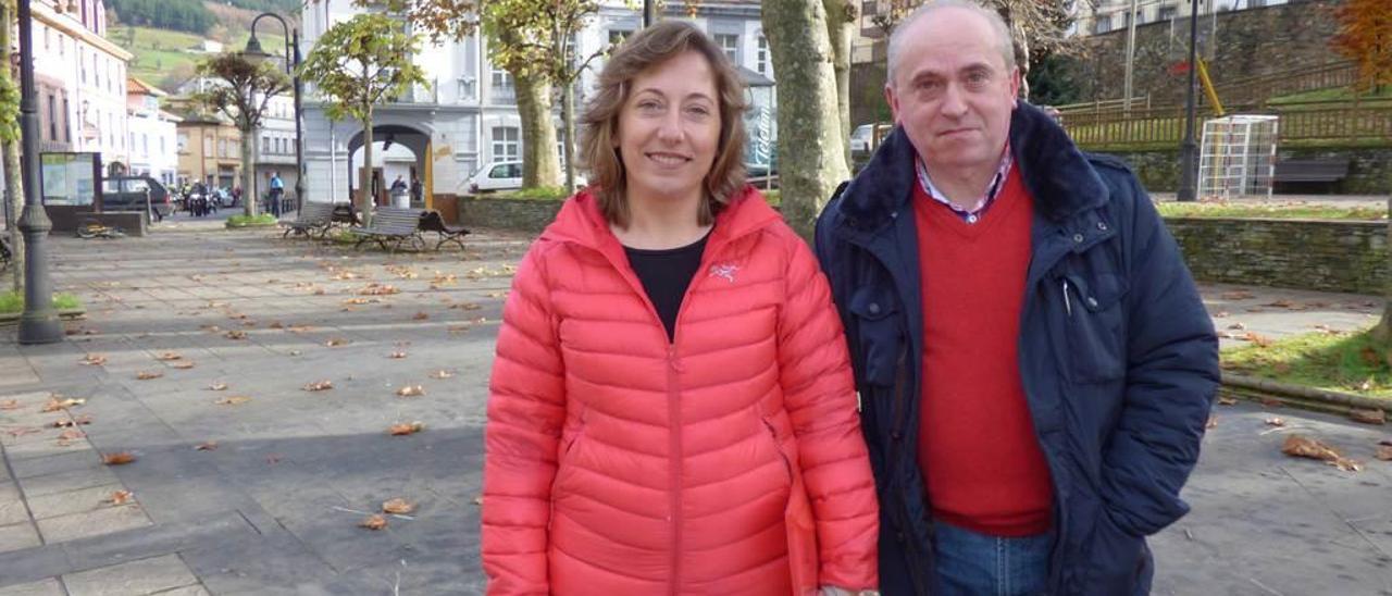 Amparo Pérez y Fernando Rodríguez en la plaza donde se celebran las fiestas en Pola de Allande.