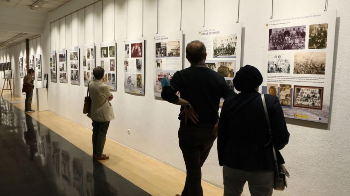 Algunos asistentes ven las diferentes piezas de la exposición en el CMI de El Coto. | Juan Plaza