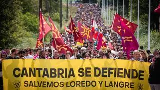 Más de 3.000 personas se manifiestan en Loredo para denunciar "la masificación turística" en Cantabria