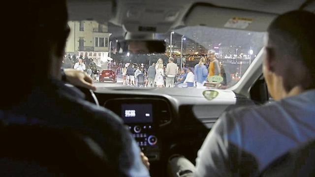 Dos agentes de la Policía Nacional vigilando el ambiente en la Cuesta del Cholo.