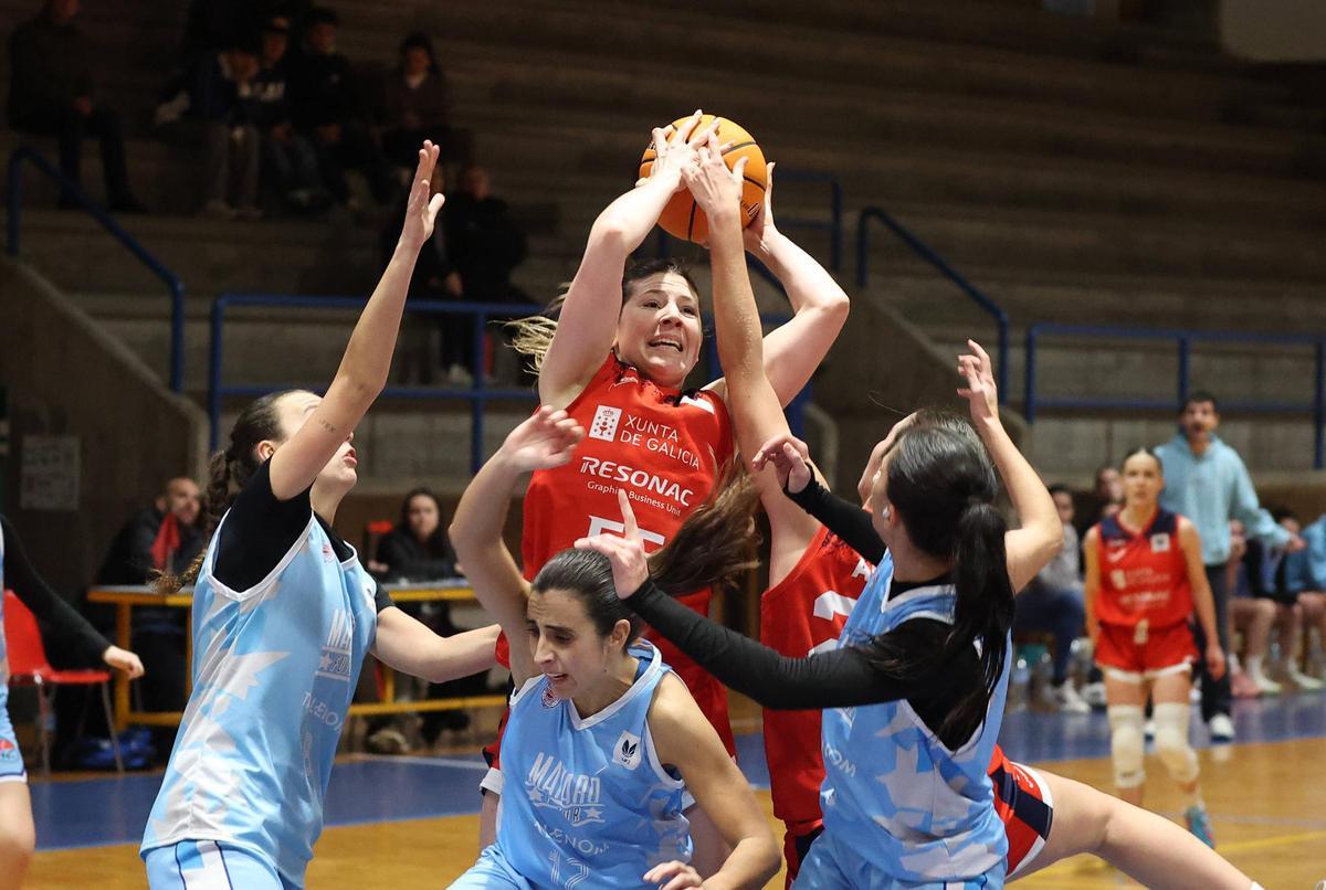 Brenda Fontana, con el balón, en un partido de Maristas.