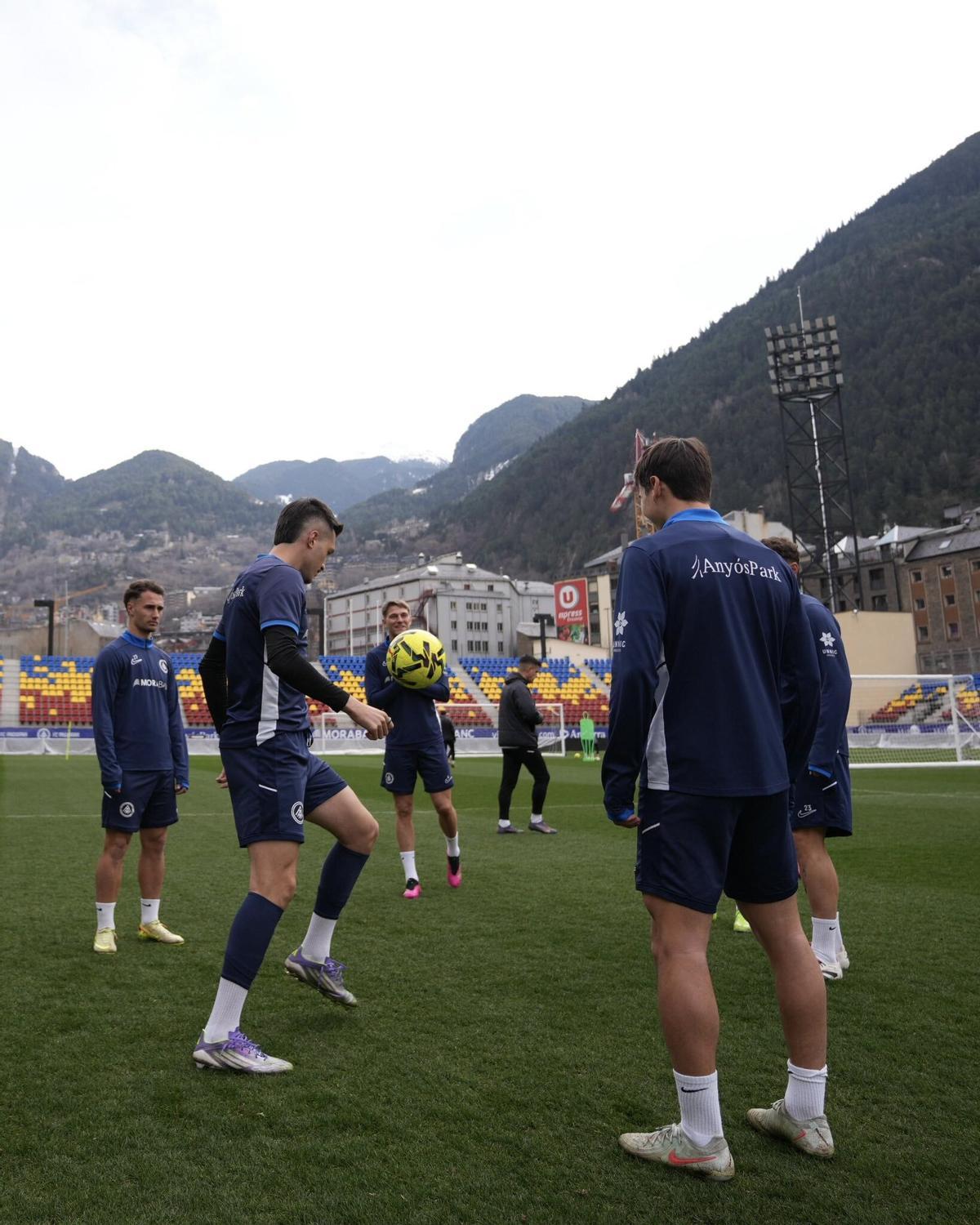 Varios jugadores del FC Andorra en un entrenamiento de la semana