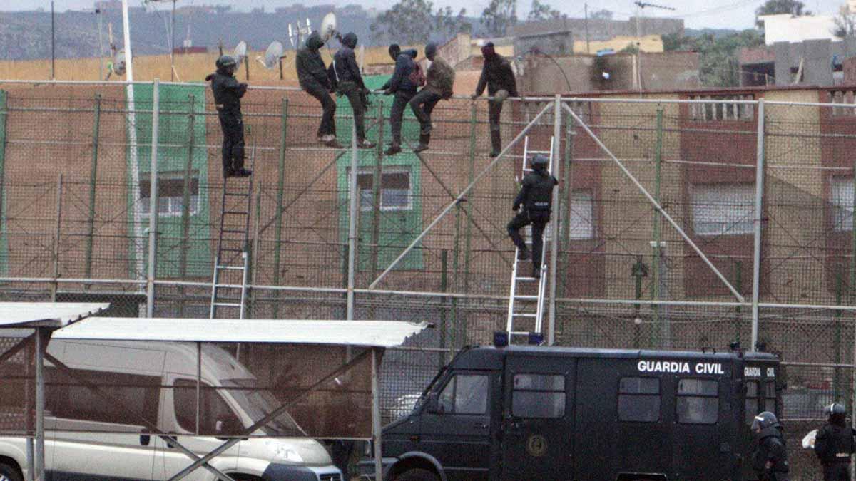 Inmigrantes tratan de saltar la valla de Melilla