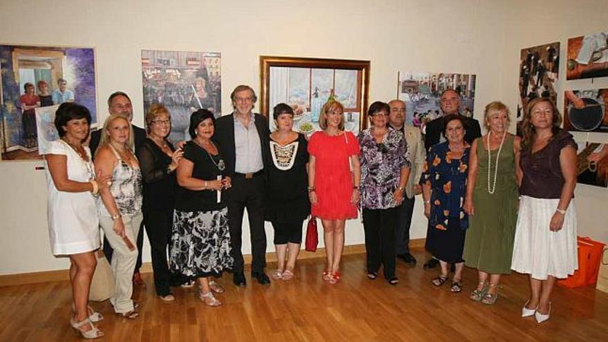 Las mujeres que han realizado la exposición en la inauguración en el Casino Eldense