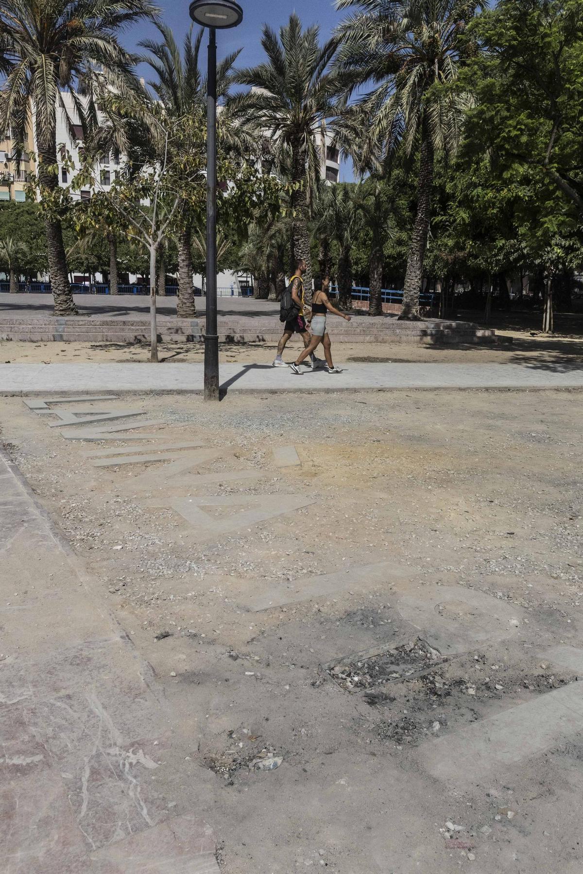 Quejas ante el deterioro de la plaza de La Viña Quejas ante el deterioro de la plaza de La Viña