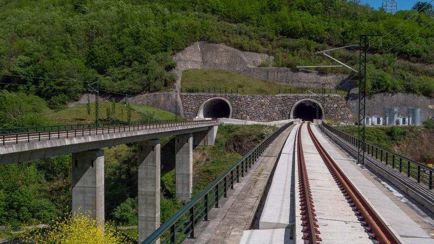 Asturias tendrá dos trenes &quot;Avril&quot; al día y uno de bajo coste: cuenta atrás para acortar en quince minutos el viaje a Madrid