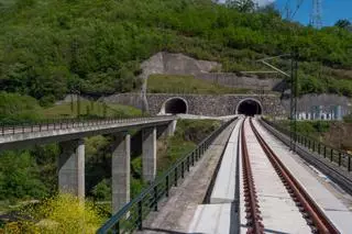 Otro retraso en los trenes Avril para Asturias: aplazada de forma indefinida la puesta en marcha del servicio de los nuevos convoyes