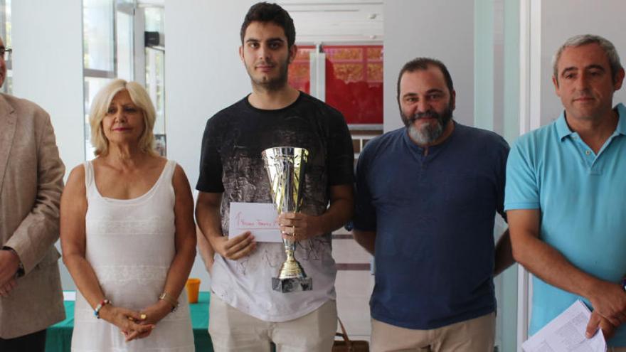 Pablo Cruz recibe el trofeo como campeón del Open A.