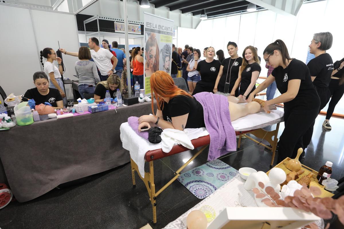 Participantes en la feria de FP organizada por la Conselleria de Educación en Elche para dar a conocer estos estudios.