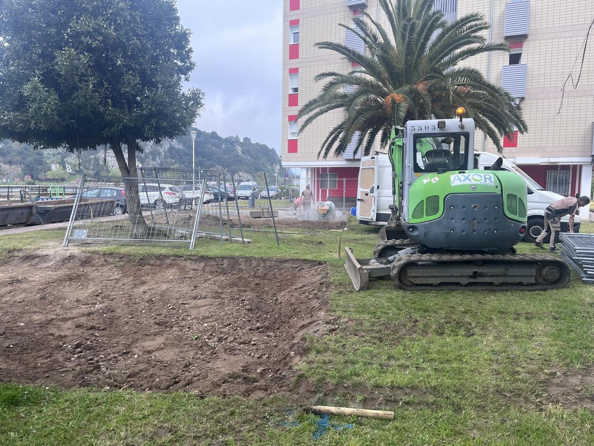 Obras de construcción del nuevo parque infantil de El Cobayu.