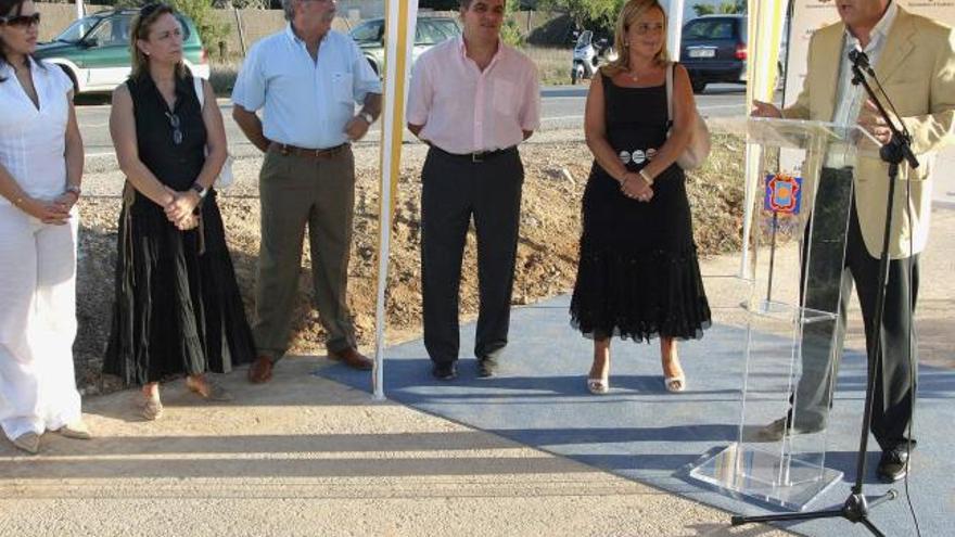 Hidalgo (derecha), junto a la ex consellera Cabrer, cuando se puso la primera piedra del paseo.